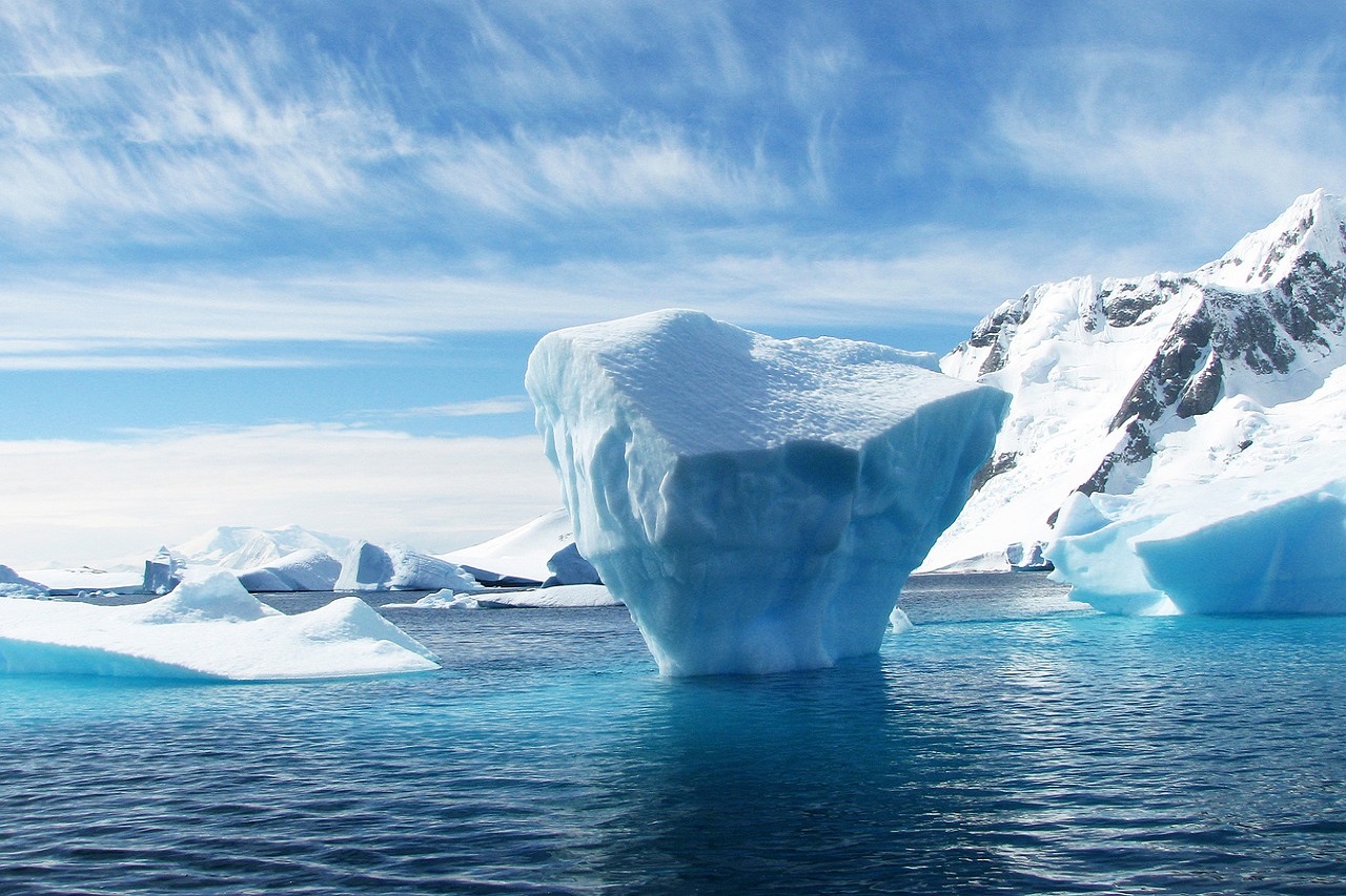 icebergs-miroitent-soleil-explosion-bleus-turquoise
